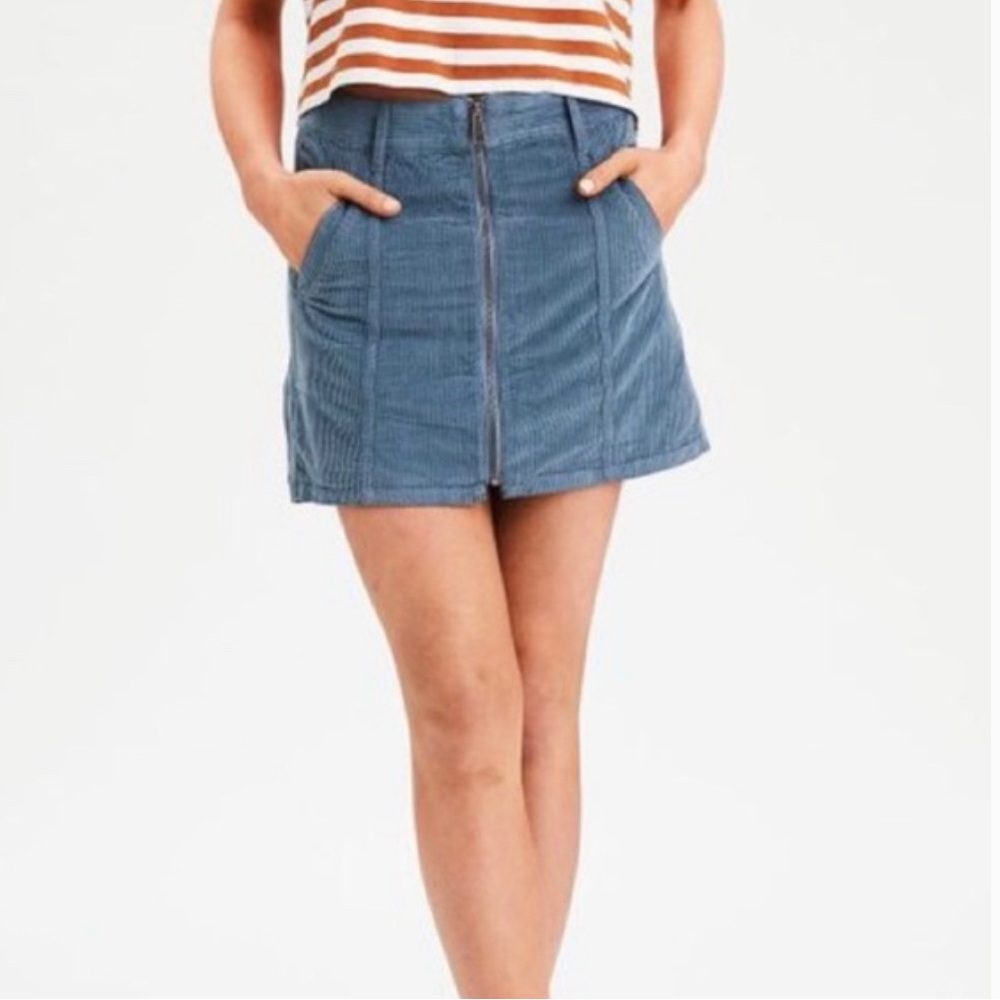 AMERICAN EAGLE Ash Blue
Corduroy A-Line Zip Skirt .